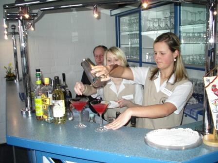 Restaurant- und Barmeister Bernd Beyer, Barchef in der Villa Salve Hotel & Restaurant Binz, von der deutschen Barkeeper-Union kreierte und kredenzte mit seinen beiden Kolleginnen von der tschechischen Barkeeper-Union Petra Brazdova und Barbora Mikulastikova aus Ostrava-Vitkovice den Cocktail Euro 2002. Dieses optisch sehr ansprechende Mixgetränk stellten sie aus Gin, Aperol, Blutorangensirup und Lime Juice her. Foto: Eckart Kreitlow